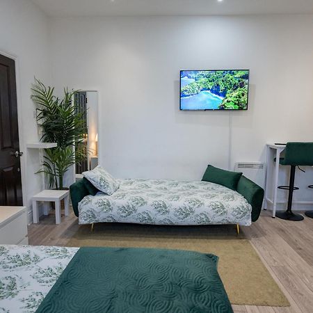 Beautiful Studio Flat In Hackney Next To Overground Station Londra Exterior foto