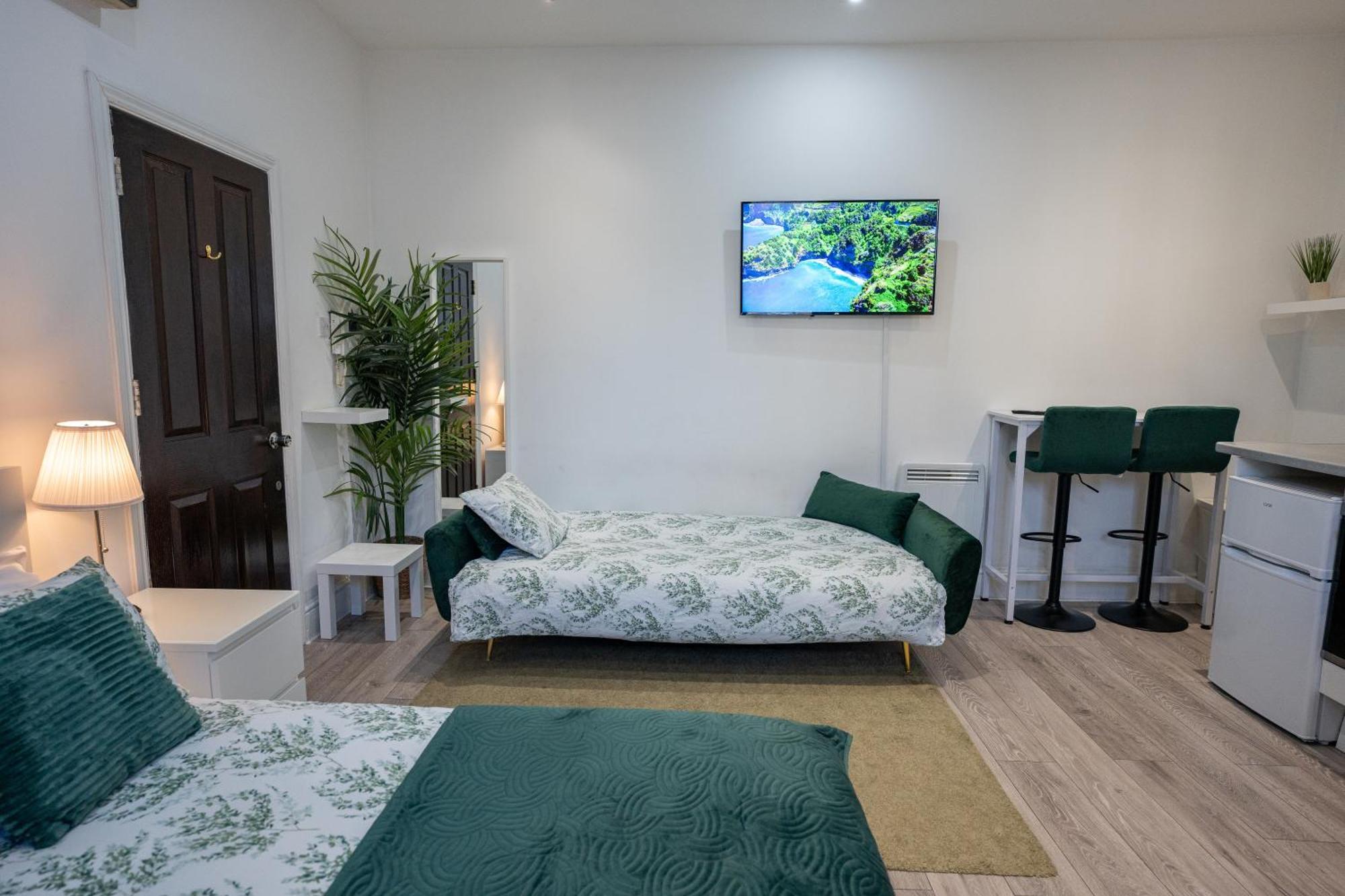 Beautiful Studio Flat In Hackney Next To Overground Station Londra Exterior foto