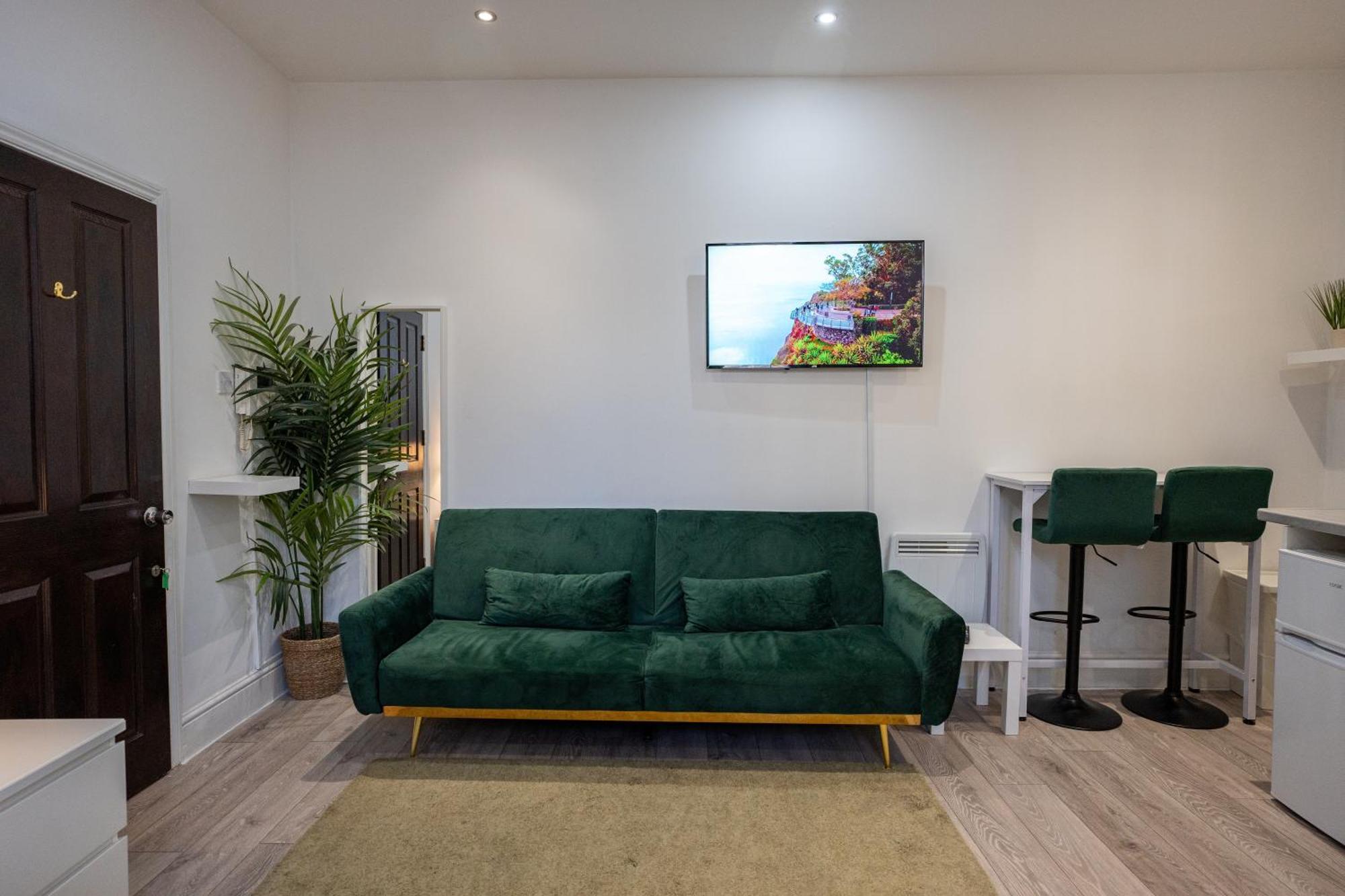 Beautiful Studio Flat In Hackney Next To Overground Station Londra Exterior foto
