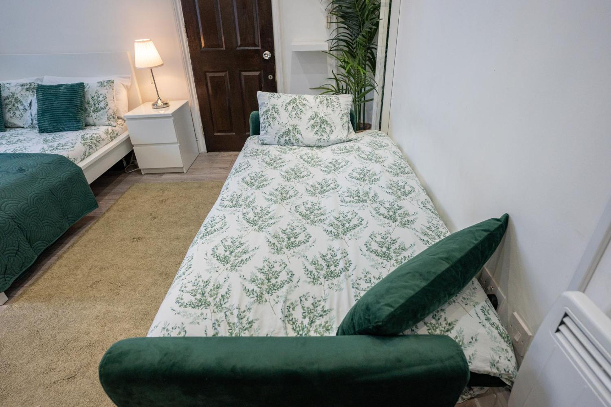 Beautiful Studio Flat In Hackney Next To Overground Station Londra Exterior foto