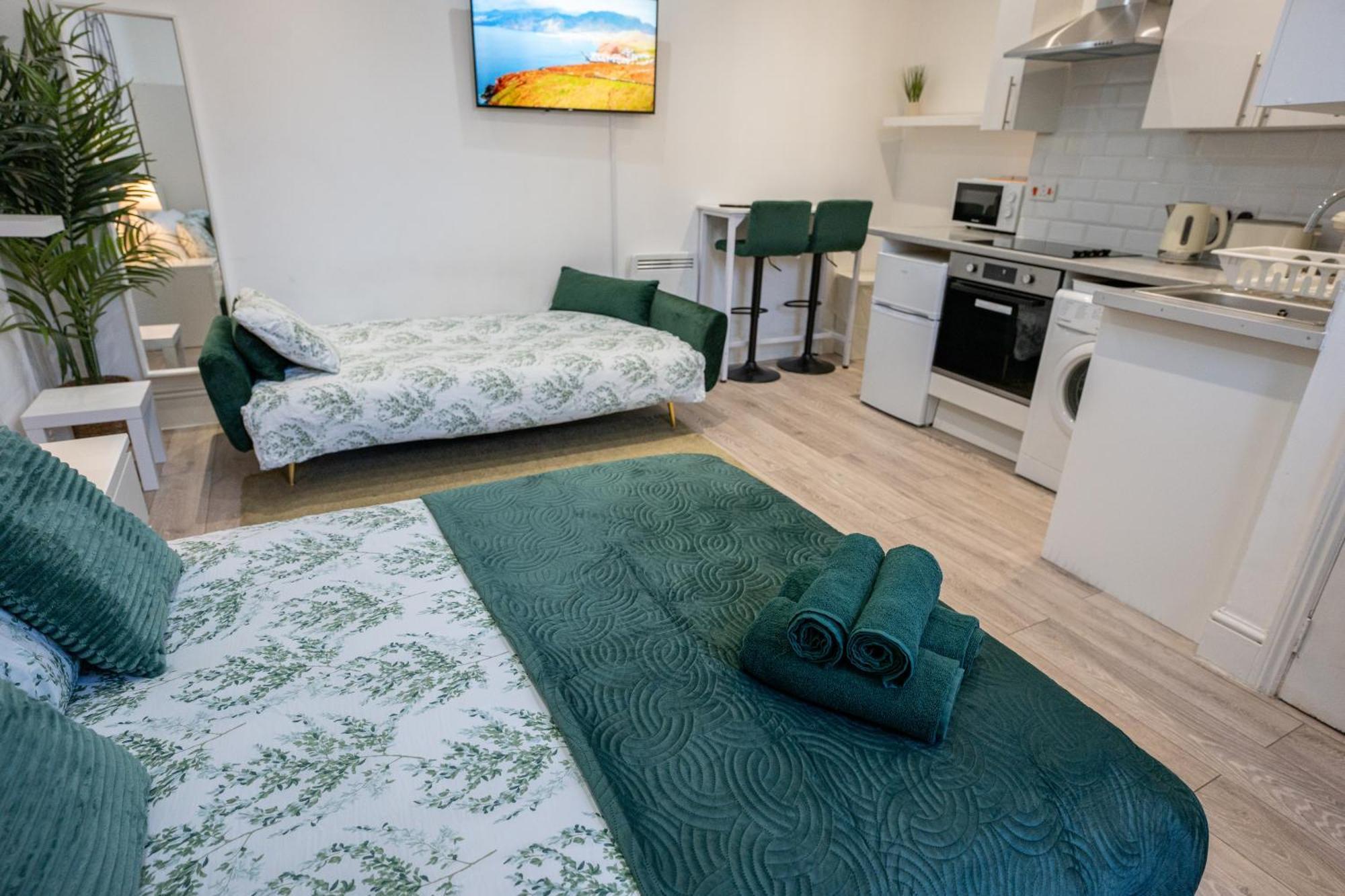 Beautiful Studio Flat In Hackney Next To Overground Station Londra Exterior foto